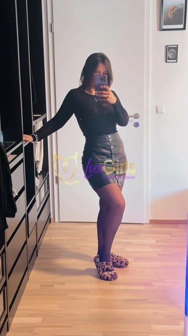 escorte-brune-amora-1