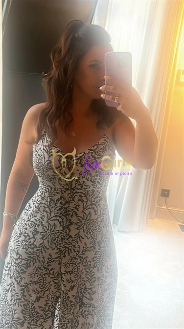 brune-escorte-amora-1