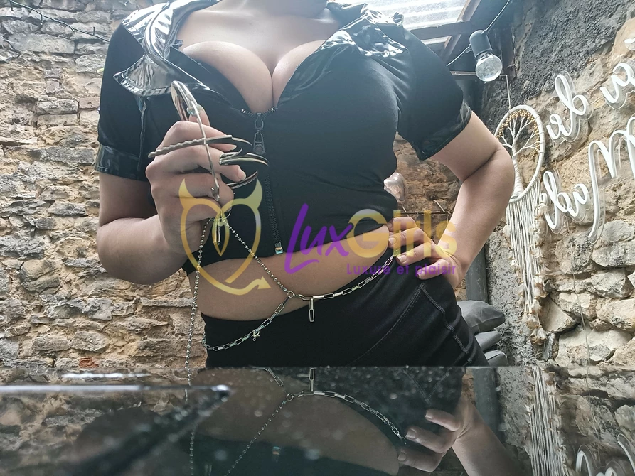 noir-escorte-dominatrice-orientale-passionne-douce-perverse-55
